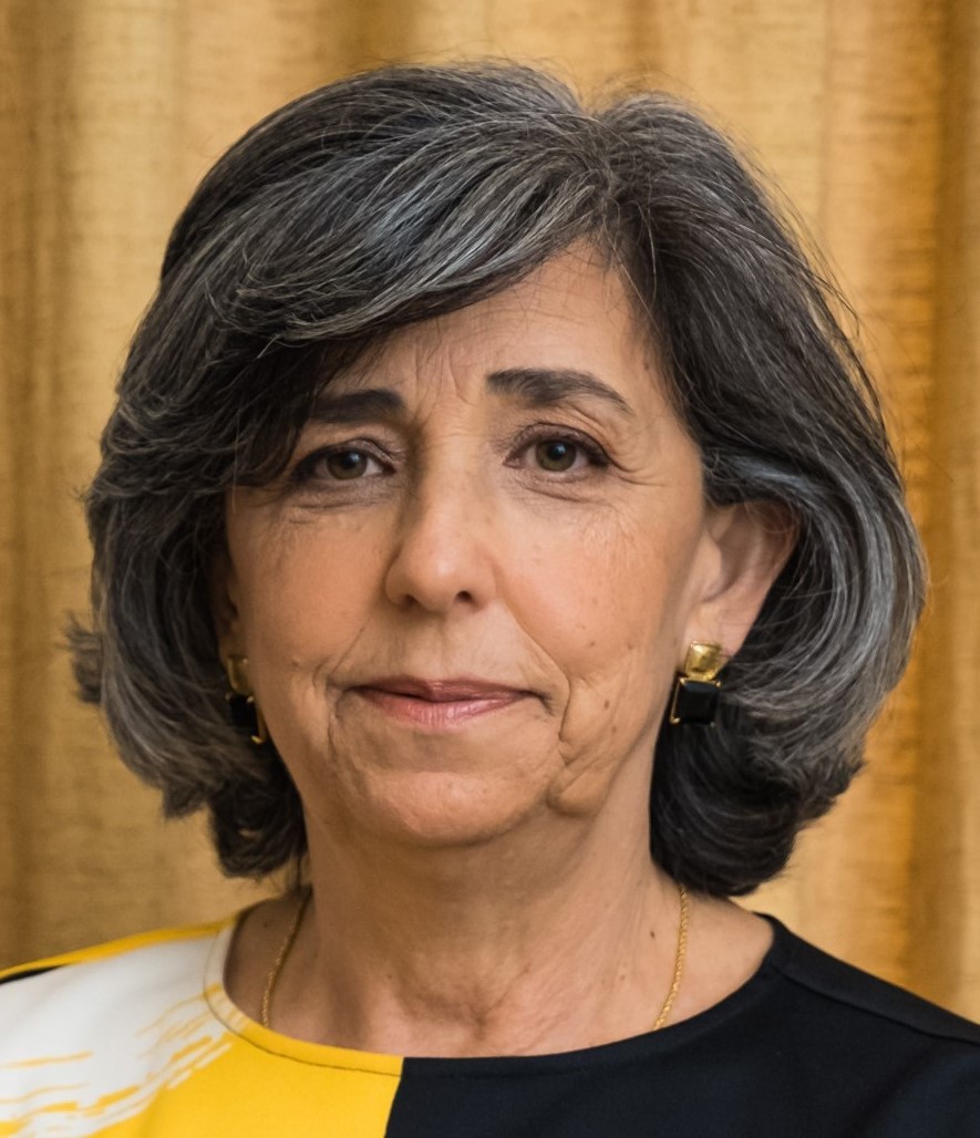 Carla Maria Bispo Padrel De Oliveira é D