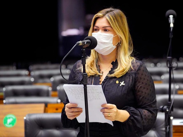 Aline Paranhos Varonil Gurgel
