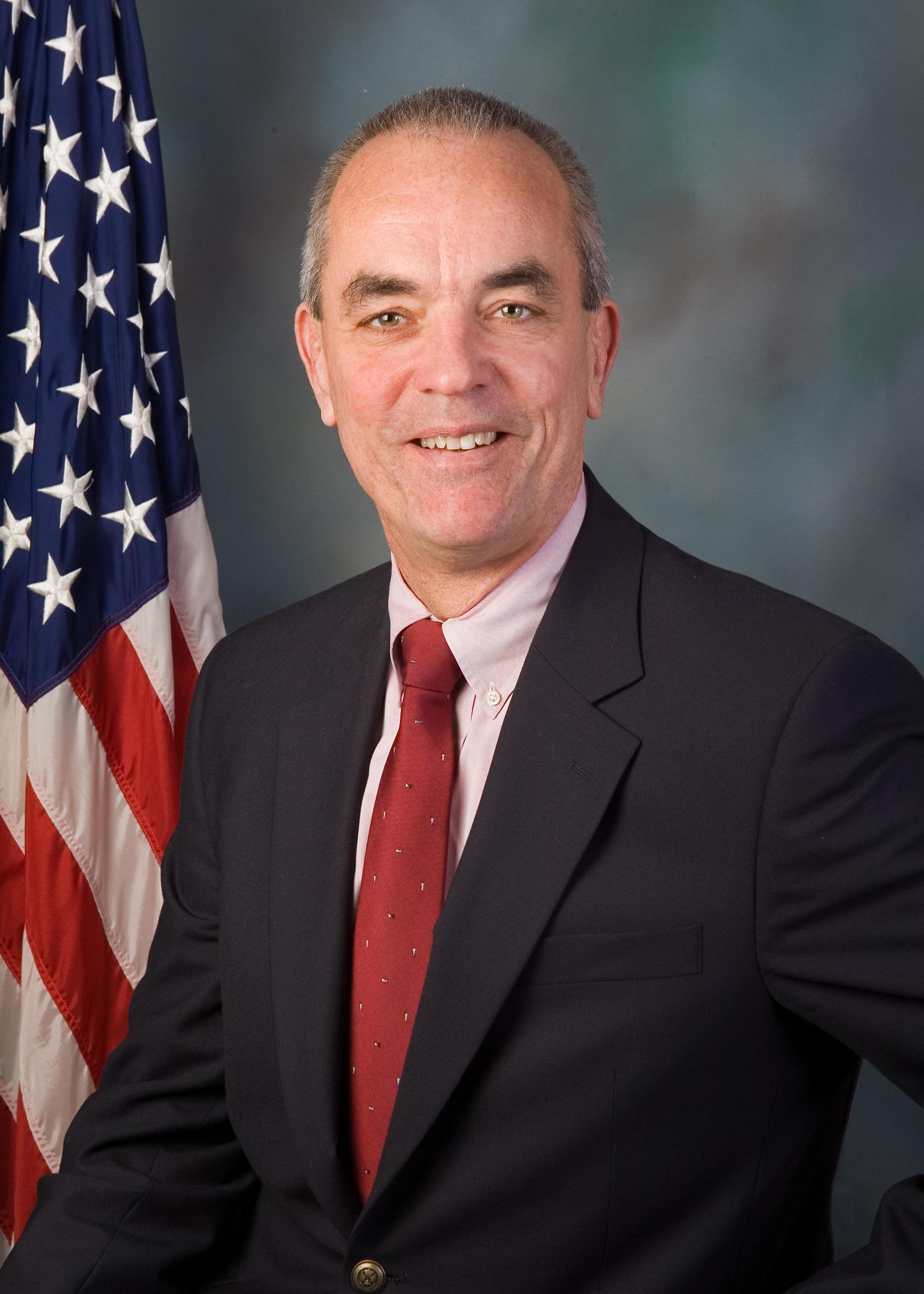 Garth D Everett